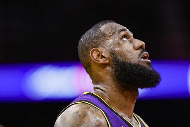 哈登关键三分快船险胜灰熊 76人力克骑士